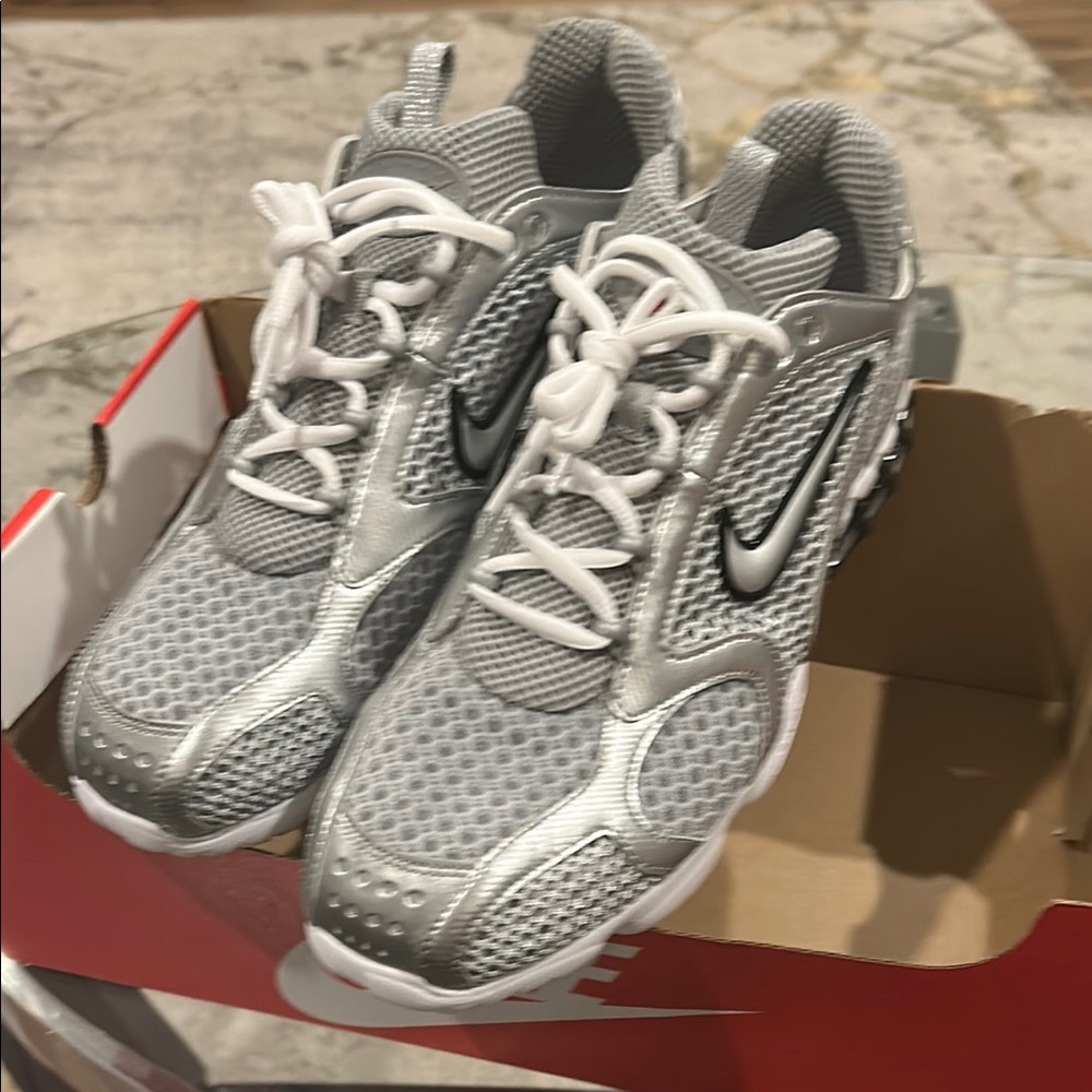 Nike Silver Gray Sneakers Mesh Upper Performance